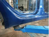 Порог со стойкой правый Kia Rio 3 71402-4YB00. Сколы ЛКП, вмятина.