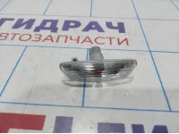 Повторитель на крыло правый белый Kia Rio 4 (FB) 92304-D8000