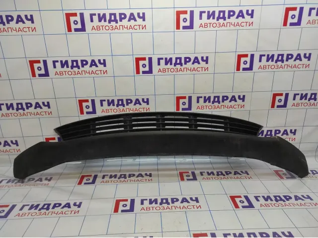 Решетка в бампер центральная Kia Rio 4 рестайлинг 86561-H0700. Царапины.