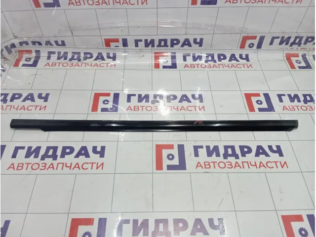 Накладка стекла переднего левого Kia Sorento (BL) 822103E000