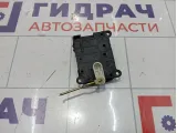 Моторчик заслонки отопителя Kia Sorento (BL) H400730590