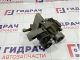 Кронштейн ролика-натяжителя Kia Sorento (XM) 25280-2G110