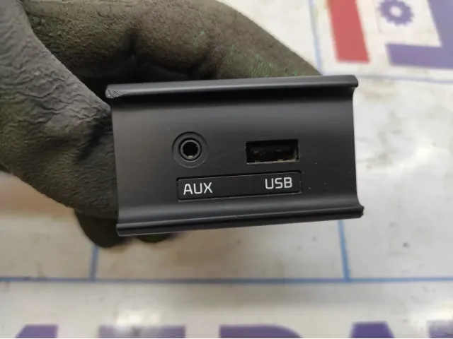 Разъем Kia Soul 2 (PS) 96120-B2000. AUX. USB.Дефект.