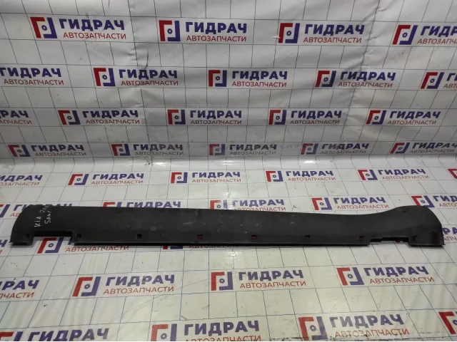 Накладка на порог левая Kia Soul 2 (PS) 87753-B2000. Пятна битума.