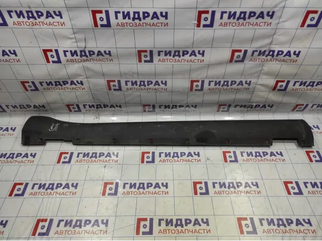 Накладка на порог правая Kia Soul 2 (PS) 87754-B2000. Пятна битума.