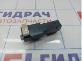 Кнопка стеклоподъемника задняя правая Kia Soul 2 (PS) 93580B2600CA. С подогревом.