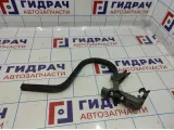 Петля крышки багажника правая Kia Spectra 0K2A1-52710.