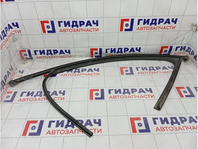 Уплотнитель стекла переднего левого Kia Stinger 82530J5000