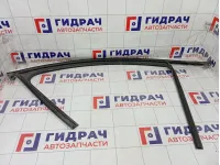 Уплотнитель стекла переднего правого Kia Stinger 82540J5000