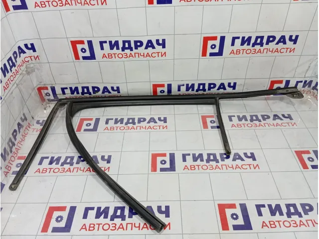 Уплотнитель стекла заднего левого Kia Stinger 83530J5000