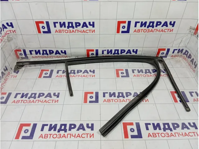 Уплотнитель стекла заднего правого Kia Stinger 83540J5000
