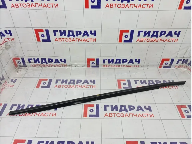 Накладка стекла переднего левого Kia Stinger 82210J5000
