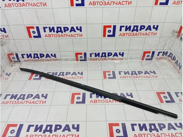 Накладка стекла переднего правого Kia Stinger 82220J5000