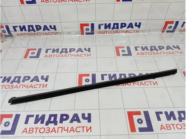 Уплотнитель стекла переднего левого Kia Stinger 82231J5000