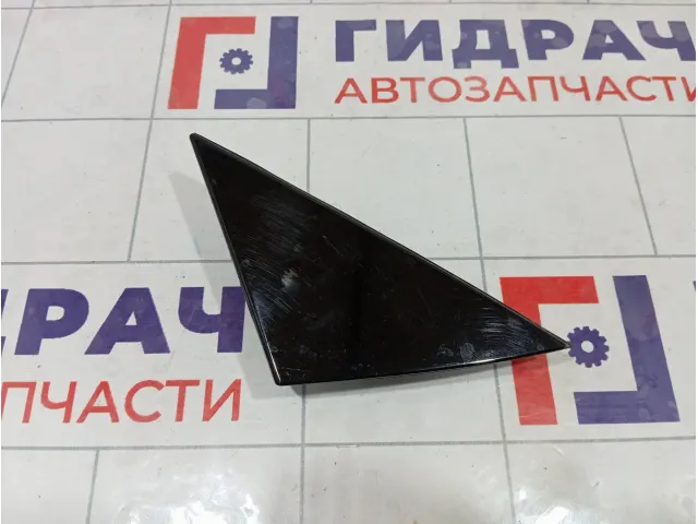 Накладка двери передней правой Kia Stinger 82280J5000