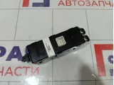 Кнопка стеклоподъемника переднего правого Kia Stinger 93575J5010