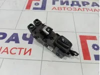 Кнопка стеклоподъемника заднего правого Kia Stinger 93580J5000