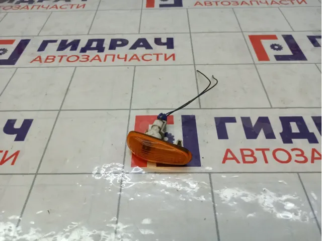 Повторитель на крыло Lada Granta 11180372601000