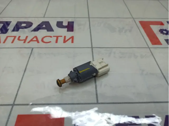 Датчик включения стопсигнала Lada Granta 8200168238