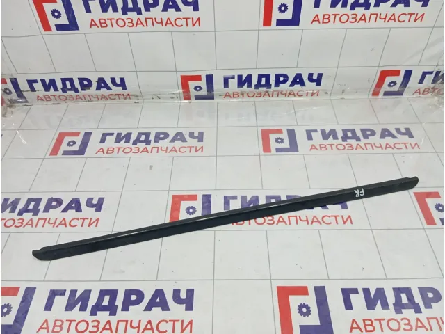 Накладка стекла переднего правого Lada Largus 8450000565