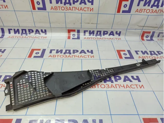 Решетка стеклоочистителя левая Lada Largus 8200825457