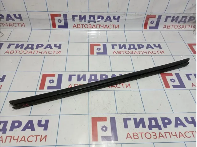 Уплотнитель стекла переднего левого Lada Largus
