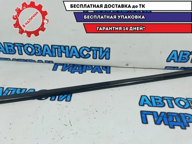 Накладка стекла переднего правого Lada Largus 8450000565.