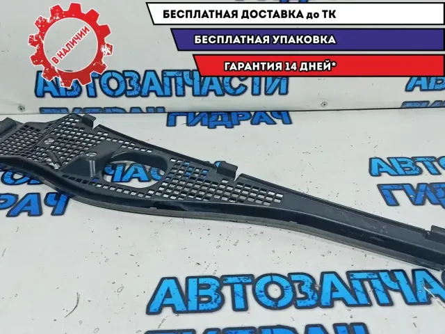 Решетка стеклоочистителя правая Lada Largus 8200294316.