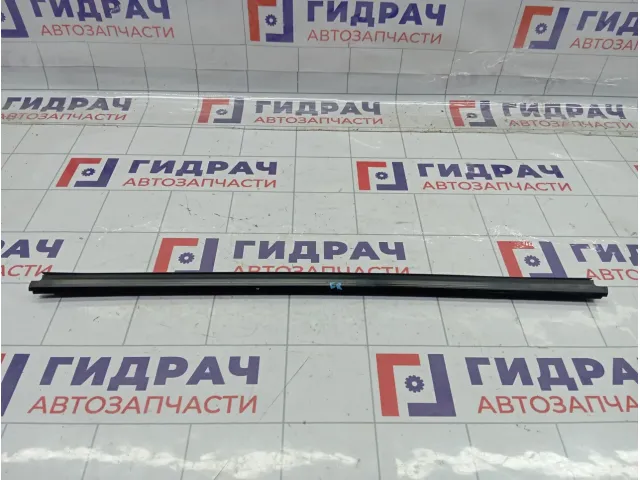 Накладка стекла переднего правого Lada Largus 8450000567