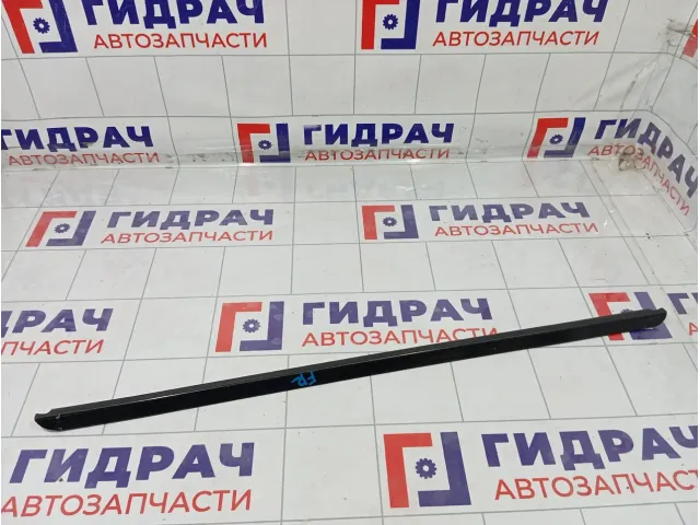 Накладка стекла переднего правого Lada Largus 8450000567