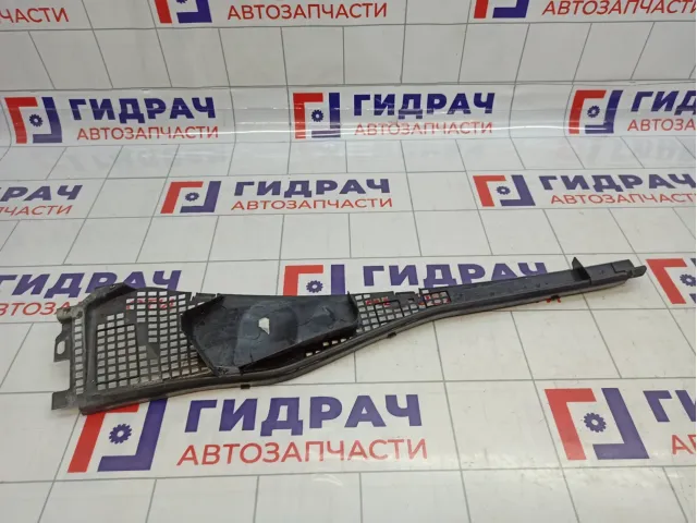 Решетка стеклоочистителя левая Lada Largus 8200825457