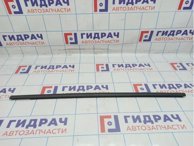 Накладка стекла двери передней левой Lada X-Ray Cross 808210721R. Наружняя. Дефекты.