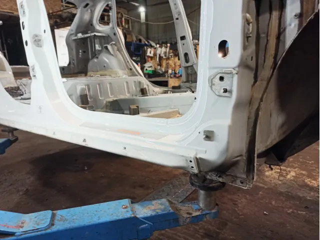 Порог со стойкой правый Lada X-Ray Cross .