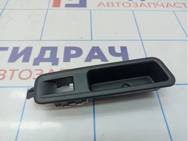 Накладка кнопки стеклоподъемника задняя левая Lada X-Ray Cross 809506511R. Обшивки двери.