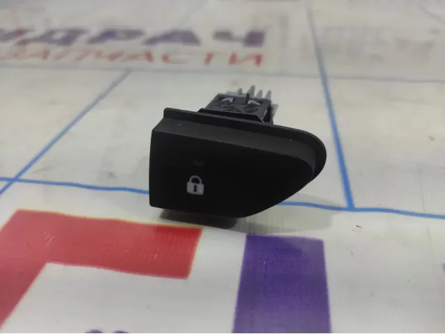 Кнопка центрального замка Lada X-Ray Cross 252103678R.