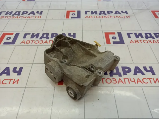 Кронштейн генератора Land Rover Discovery 3 (L319) YLU500171