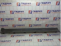 Накладка на порог (наружная) правая Land Rover Freelander 2 LR001680