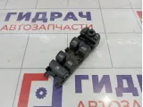 Блок управления стеклоподъемниками Land Rover Freelander 2 LR007401