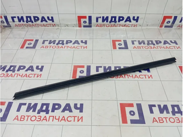 Уплотнитель стекла переднего левого Range Rover Evoque LR027347