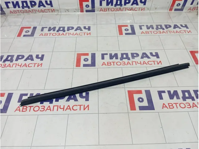 Уплотнитель стекла заднего левого Range Rover Evoque LR027357