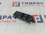 Блок управления стеклоподъемниками Range Rover Evoque LR025908