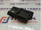 Дефлектор воздушный центральный Range Rover Evoque LR025762