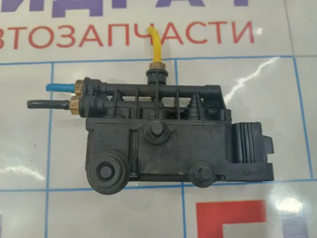 Блок клапанов пневмоподвески Land Rover Range Rover (L322) RVH500060