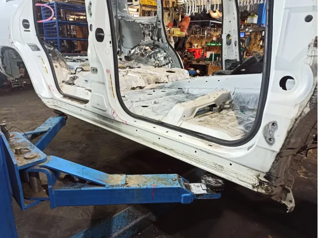 Порог со стойкой правый Lexus LX570 (J200)