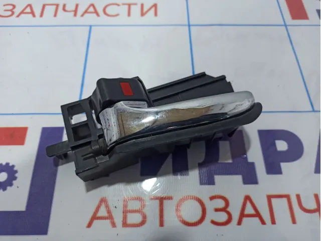 Ручка двери внутренняя левая Lifan Solano B6105300B28. Потертости.