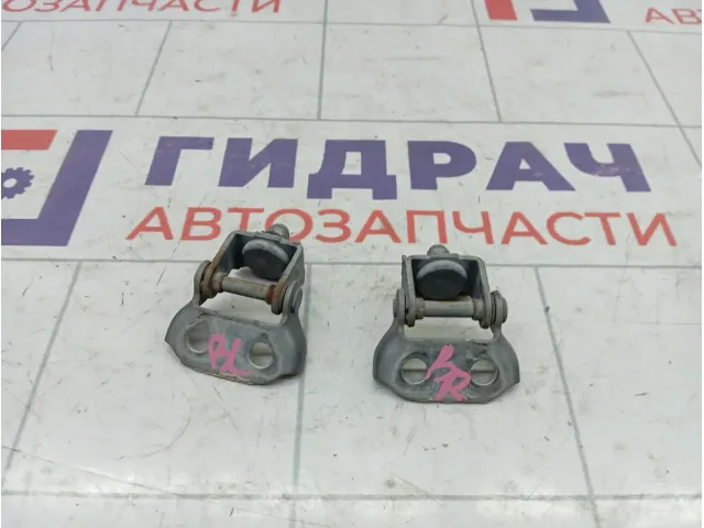 Петли крышки (двери) багажника комплект Mazda 3 D35062210A