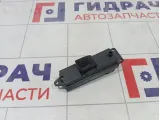 Кнопка стеклоподъемника заднего правого Mazda 3 BS3E66380
