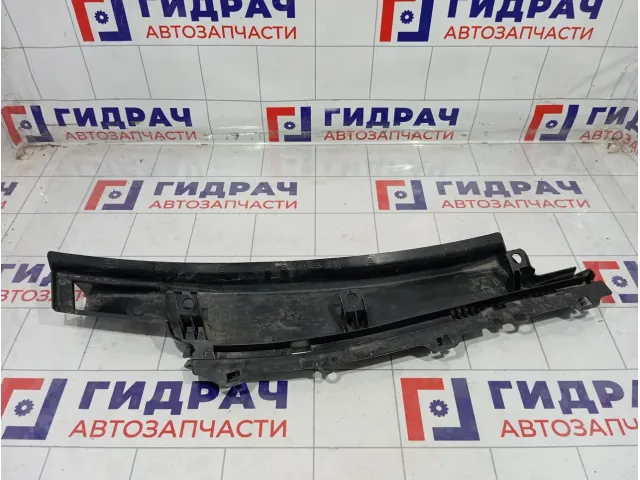 Решетка под лобовое стекло (Жабо) правая Mazda 3 BBM4507P0A