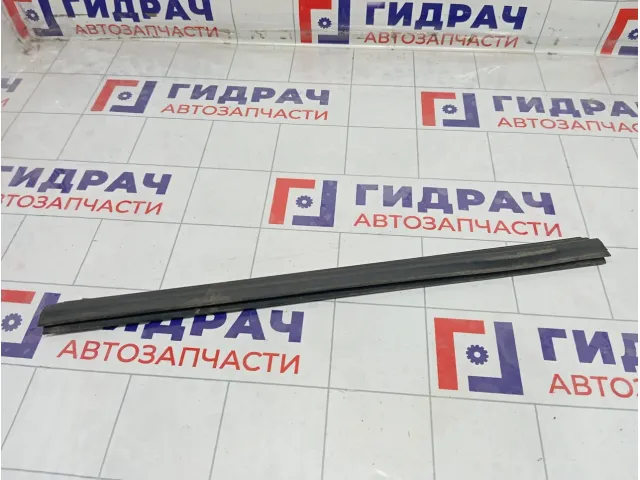Уплотнитель стекла заднего правого Mercedes-Benz GL-класс A1647351165