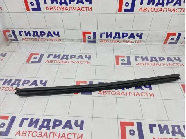 Уплотнитель стекла переднего левого Mercedes-Benz GL-класс A1667250365